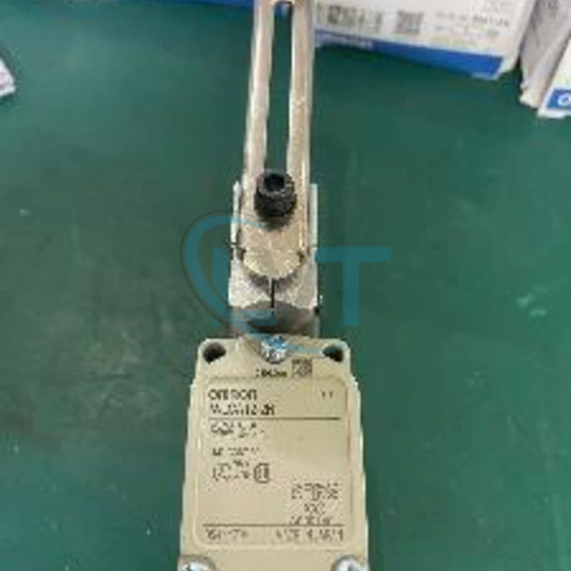 Công tắc hành trình Omron WLCA12-2N – Limit Switch cần gạt con lăn