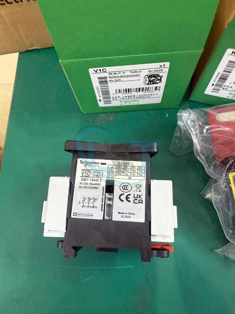 Công tắc ngắt tải Schneider VCF1C 32A – Switch Disconnector 3P